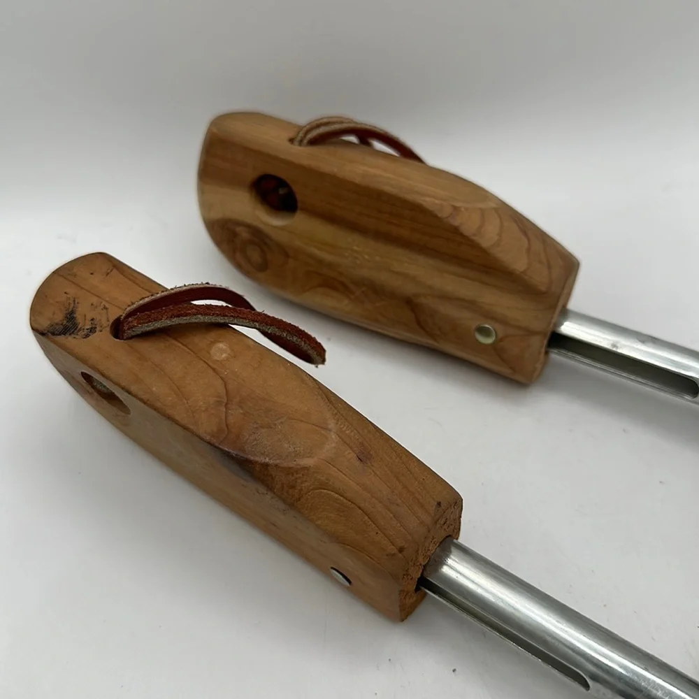 Split-toe cedar shoe tree pair, size M